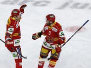Grosser Auftritt: Biels Petter Schneider (re.) erzielte in Klagenfurt vier Treffer (Bild: KEYSTONE/PETER KLAUNZER)