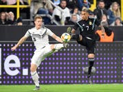 Marcel Halstenberg (links) kämpft mit Roberto Pereyra um den Ball (Bild: KEYSTONE/AP/MARTIN MEISSNER)