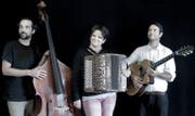 Das Andrea Ulrich Trio mit Valentin von Fischer (Kontrabass) und Theo Känzig (Gitarre) interpretiert Volksmusik neu.Bild: PD
