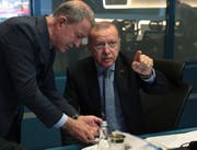 Der türlische Präsident Recep Tayyip Erdogan verfolgt den Beginn der Militär-Operation zusammen mit seinem Verteidigungsminister. (Bild: Keystone)