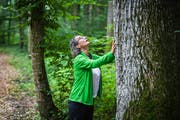 Nicole Schwalda bei einem Achtsamkeitstraining im Wald. (Bild: Reto Martin)