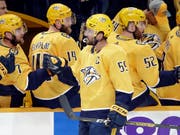 Roman Josi auf Gratulationstour an der Bande im Match gegen die Sharks (Bild: KEYSTONE/AP/MARK HUMPHREY)