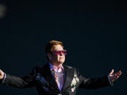 Elton John will noch einmal «goodbye» sagen: Am 6. Oktober 2020 gibt er im Zürcher Hallenstadion sein letztes Schweizer Konzert. (Bild: Keystone/VALENTIN FLAURAUD)