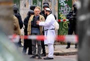 Ein Besucher einer Synagoge spricht mit der Polizei in Halle. (Bild: EPA/FILIP SINGER)
