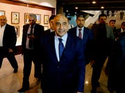 Nach den jüngsten Massenprotesten gegen seine Regierung will der irakische Ministerpräsident Adel Abdul Mahdi (M) eine Kabinettsumbildung. (Bild: KEYSTONE/AP/KARIM KADIM)