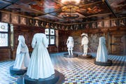 Heinrich Lochmann liess sich den Festsaal/Barocksaal mit Gemälden zeitgenössischer Herrscher 1667 in Zürich bauen. Der Barocksaal kam 1898 telquel ins Landesmuseum. Auf Knopfdruck erzählen Puppen vom Leben damals. (Bild: SNM)