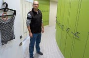Thomas Dietziker in der sanierten Garderobe. (Bild: Kurt Lichtensteiger)