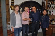 Übergabe der Getränke Alpiger AG in Unterwasser: (von links) Annarösli Looser, Daniel Koller, Herbert und Corinne Alpiger. (Bild: Sabine Camedda)