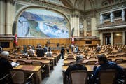 Für einmal sitzen am Tag der offenen Tür Besucher statt Nationalräte im Saal der Grossen Kammer. (Bild: Keystone/Peter Schneider, Bern, 5. Oktober 2019)