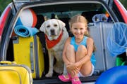 Kind und und Gepäck abfahrbereit: Wie haben wohl Mamas Nerven das Packen überstanden? (Bild: Fotalia)