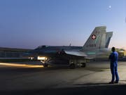 Ein F/A-18 Flugzeug rollt aus dem Hangar- nach der Entdeckung von Rissen werden sämtliche F/A-18-Flugzeuge der Schweizer Luftwaffe überprüft, und die Flugshow auf der Axalp vom Donnerstag wurde abgesagt. (Bild: Keystone/PETER KLAUNZER)