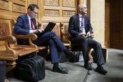 Diesmal anwesend, allerdings nicht an seinem Platz, sondern hinten im Nationalratssaal: Roger Köppel (SVP/ZH) betätigt sich während der abgelaufenen Herbstsession am Laptop. Rechts Gregor Rutz (SVP/ZH). (Bild: KEYSTONE/Peter Klaunzer)