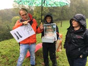 Kantonsarchäologe Hansjörg Brem sowie die beiden Archäologinnen Iris Hutter und Simone Benguerel auf der Höhensiedlung Waldi bei Toos. (Bild: PD)