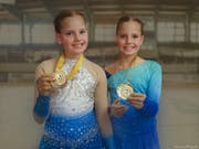 Alessia und Selina in ihrer Kürkleidung. (Bild: PD)
