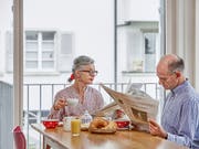 Rentner müssen in Zukunft mit einem geringeren Anteil ihres zuletzt verdienten Lohnes auskommen. Wie eine Studie der Credit Suisse zeigt, sind die Einbussen bei Gutverdienden besonders hoch. (Bild: KEYSTONE/CHRISTOF SCHUERPF)