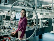 ETH-Professorin Vanessa Wood erforscht, wie sich die elektrischen und optischen Eigenschaften von Nanomaterialien verbessern lassen. Dabei geht es auch darum, Lebensdauer und Ladegeschwindigkeit künftiger Batterien zu verbessern. (Bild: ETH Zürich / Roland Tännler)