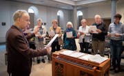 Die Orgel wird nur als Ablage gebraucht: Gregorianik ist unbegleitet, einstimmig, trotzdem anspruchsvoll. (Bilder: Ralph Ribi)