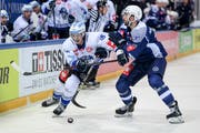 Zugs Carl Lindberg (links) versucht an Lobos Rob vorbeizuziehen. (Bild: Daniela Frutiger/Freshfocus, Zug, 9. Oktober 2019)