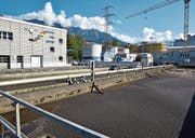 Grosse Bauvorhaben prägen das Bild der ARA Buchs des Abwasserverbandes Buchs-Sevelen-Grabs in den nächsten Jahren. Im Hintergrund ist die Baustelle der Faulungs- und Gasanlage zu sehen. (Bild: Heini Schwendener)