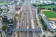 Mit der Überführung Ost über das Gleisfeld des Bahnhofs Rotkreuz sind die Wege zwischen den Ortsteilen jetzt kürzer.Bild: Patrick Hürlimann (14. September 2019)