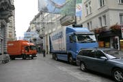 Täglich fahren Dutzende Lastwagen in die St. Galler Innenstadt, viele davon halbleer. Das soll sich ändern. (Bild: Ralph Ribi/12. Oktober 2007)