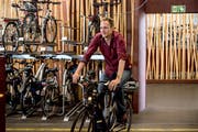 Ein Mann bringt sein Velo in die Velostation. (Bild: Nadia Schärli, 2. Juni 2017)