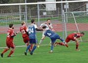 Die roten Bütschwiler (inklusive Torhüter Noah Oswald) sind in dieser Spielzeit noch ungeschlagen. Weil die Statistik aber bereits drei Unentschieden aufweist, kann die Zwischenbilanz trotzdem nicht vollends zufrieden stellen. (Bild: Beat Lanzendorfer)
