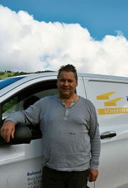 Roland Bösch vor seinem Geschäftsauto (Bild: Julia Engel)