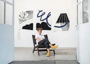 Künstlerin und Kuratorin Marketa Jachimova vor ihrem Werk. (Bild: Dominik Wunderli, Luzern, 8. Oktober 2019)