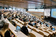 Ein Studium ist teuer: Blick in einen Vorlesungssaal der HSG. (Bild: Christian Beutler/Keystone)