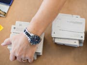 Für den 9. Februar 2020 werden wieder Abstimmungszettel verteilt. Schweizer Stimmberechtigte entscheiden dann über eine Initiative und ein Referendum. Es wird der erste Abstimmungssonntag der neuen Legislatur. (Bild: KEYSTONE/ENNIO LEANZA)