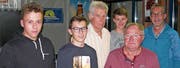 Rheinholzer-Chef Eugen Baumgartner (2. v.r.) konnte fünf neue Mitglieder (v.l.) willkommen heissen: Noah Meile, Diepoldsau; Tim Loher, Kriessern; Jakob Hensel, Au; Noel Steiger, Kriessern; Silvan Kühnis, Rebstein. (Bild: Rösli Zeller)