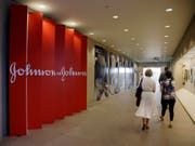 Der US-Konzern Johnson & Johnson ist am Dienstag von einer Jury in Philadelphia zu einer Milliardenstrafe verdonnert worden. (Bild: KEYSTONE/AP/MEL EVANS)