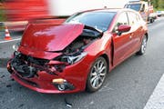 Die Front dieses Autos ist nach der Karambolage zerstört. (Bild: Luzerner Polizei, 8. Oktober 2019)