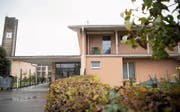 Die Sanierungsbedürftigkeit der Kirche Grossacker zeichnet sich schon lange ab. Der Kredit wurde kürzlich gutgeheissen. (Bild: Ralph Ribi)