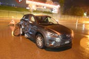 Bei diesem Unfall in Bazenheid zog sich der Rollerfahrer unbestimmte Verletzungen zu. (Bild: Kapo)