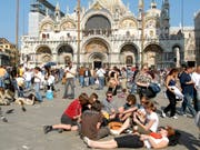 Touristen auf dem Markusplatz in Venedig. Ab Mitte nächsten Jahres müssen Tagestouristen Eintrittsgeld für einen Besuch in der Lagunenstadt bezahlen. (Bild: KEYSTONE/AP/GIGI COSTANTINI)