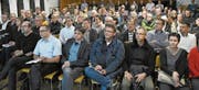 Gewöhnlich dient die «Stäpfli»-Aula als Klassenzimmer. Am Dienstagabend war sie mit interessierten Schulbürgerinnen und -bürgern voll besetzt. (Bild: Kurt Latzer)
