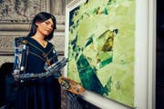 Die Robo-Künstlerin Ai-Da malt, was sie durch ihre Kameraaugen sieht. Eine Galerie widmete ihr eine eigene Ausstellung. (Bild: Nick Johnston)