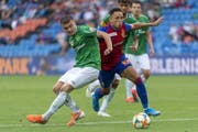 Bissig: Betim Fazliji im Zweikampf mit Basels Noah Okafor. (Bild: Keystone)