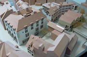 Das Modell zum Projekt der Korporation Zug ist im Stadthaus ausgestellt. Es zeigt die sechs geplanten Baukörper; Der grosse Neubau Hirschen (Haus A, links), rechts davon Haus B, dahinter mit weissem Balken Haus C, dahinter mit Shedhallendach der Neubau D, links davon der Gebäudekomplex E mit dem Anbau F Richtung Norden. (Bild: Maria Schmid, Zug, 31. Oktober 2019)