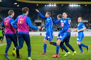 Die Luzerner Simon Grether, Shkelqim Demhasaj, Torschütze Pascal Schuerpf, Oliver Custodio (verdeckt), Ruben Vargas und Christian Schwegler jubeln nach dem Treffer zum 1:0 im Cup-Viertelfinal gegen YB. (Bild: Martin Meienberger/Freshfocus, Luzern, 6. März 2019)