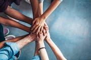 Solidarität ist, wenn man einander hilft. Wie stark dies in unserer Region geschieht, beweisen unsere Spenderinnen und Spender. Bild: Getty