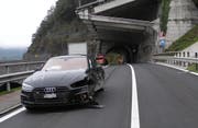 Das beschädigte Auto des Junglenkers. (Bild: Kantonspolizei Schwyz)