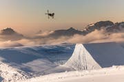 Fabian Bösch übt seine Sprünge unzählig oft, bevor er sich auf Schnee wagt. (Bild: Tino Scherer)