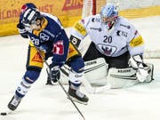 Zugs Yannick-Lennart Albrecht (links) kann Gottérons Goalie Reto Berra nicht bezwingen (Bild: Alexandra Wey/Keystone (Zug, 1. November 2019))
