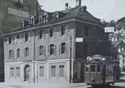 Der Tramwagen Nummer 5 der Linie 2 um 1910. am Schiebenertor. Was heute für den öffentlichen Verkehr der Bohl ist, war damals das Schiebenertor. Hier befand sich eine Haltestelle mit Wartehalle, bei der sich die Tramlinien kreuzten. Jene zur Endstation Stocken passierte den Haupbahnhof bis 1916 auf der Rosenbergstrasse. (Bild: Sammlung Reto Voneschen)