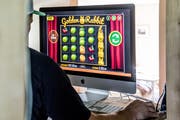 Online-Casinos haben keine Öffnungszeiten und sind überall verfügbar – sofern man Geld hat. (Bild: Nadia Schärli)