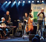 Bevor die Bühne für alle Musiker offen steht, spielt die Hausband mit OJK-Gründer Claude Diallo (links am Keyboard). (Bild: Christoph Heer)