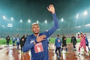 Blessing Eleke grüsst die FCL-Fans nach dem 1:0-Sieg bei GC mit der Hand auf dem Herz. (Bild: Martin Meienberger/Freshfocus, Zürich, 30. Oktober 2019)
